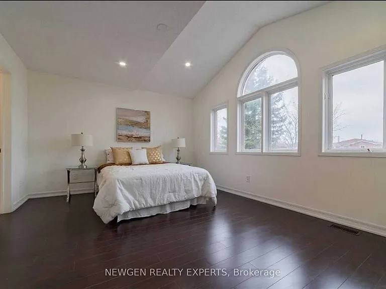 134 Muirland Cres N #MAIN FL — Photo 8