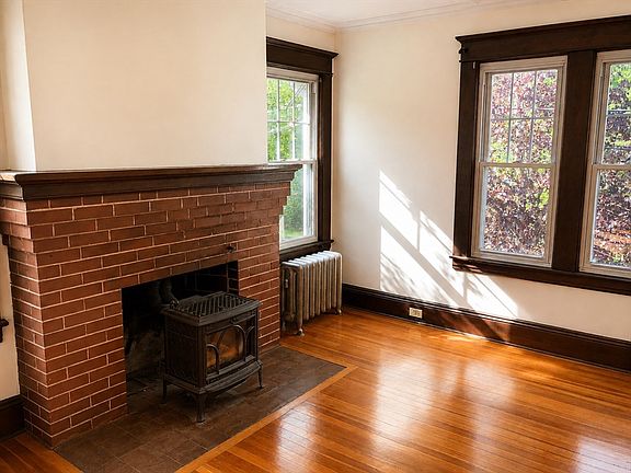 4th image of 10-12 Dewey Ct