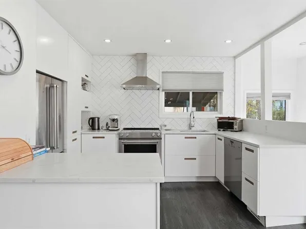 402 S 8a St NE, Calgary, AB T2E 4J3