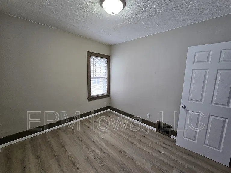 947 Newton St — Photo 16