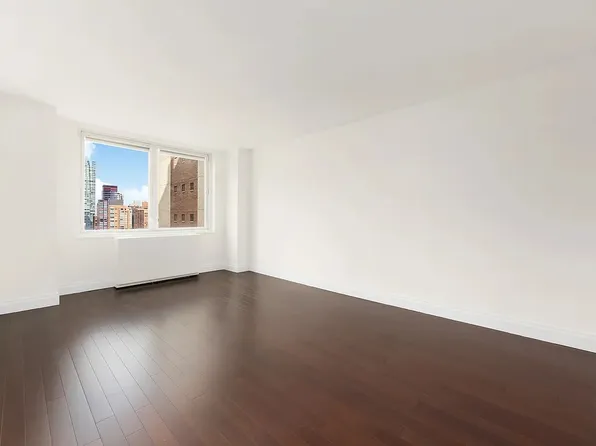 212 East 47th Street image 2 of 16