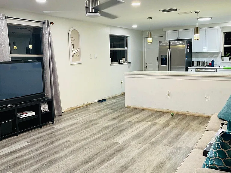 8408 N Orange Pl — Photo 2