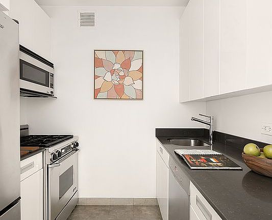 3rd image of 99 John St APT 902