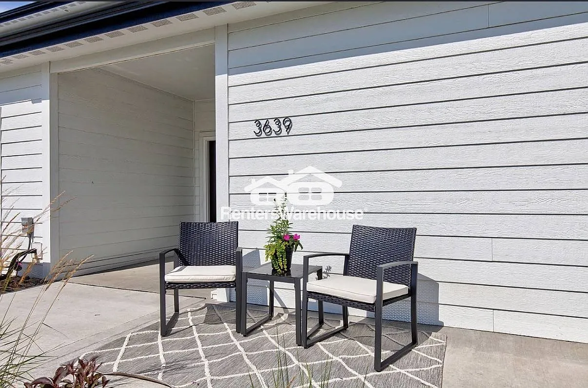Two Bedroom Townhouse — Photo 3