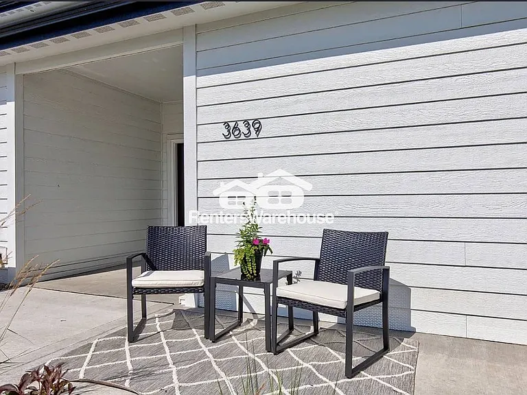 3639 NE Kara Ln — Photo 3