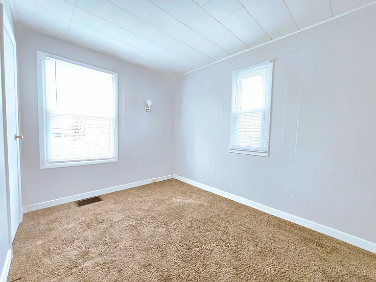 729 N Elmer St — Photo 7