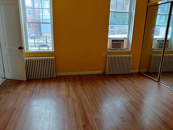 4th image of 114 Montgomery Ave #2