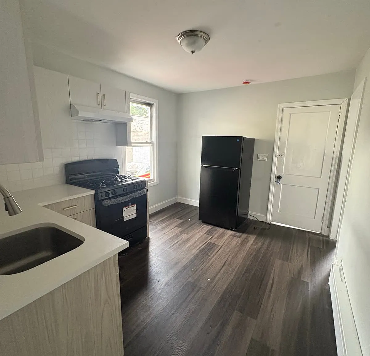 3 bed, 1000 sqft, $2,450 — Photo 1