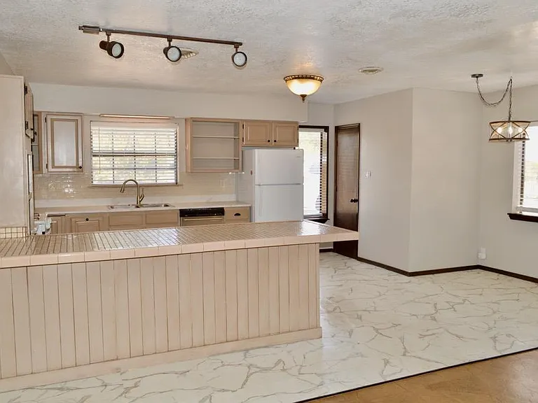Large walk-in pantry, Kitchen peninsula.