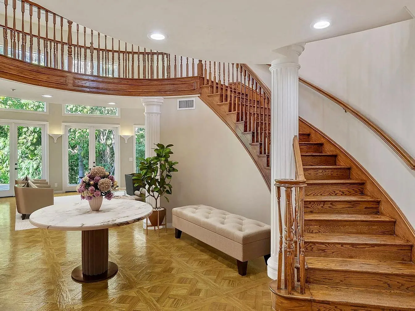 4 bed, 4.5 bath, 4619 sqft, $21,500 — Photo 1