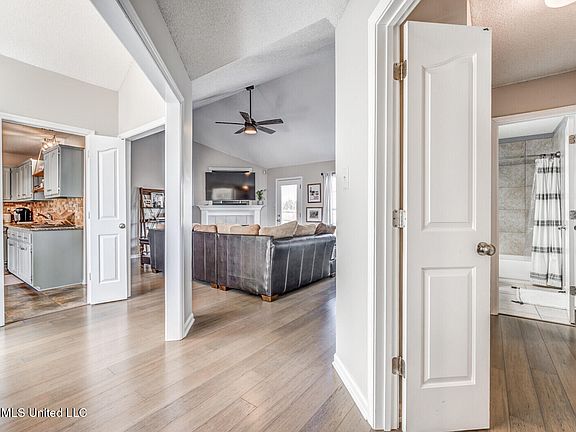 4th image of 2878 Rutherford Dr