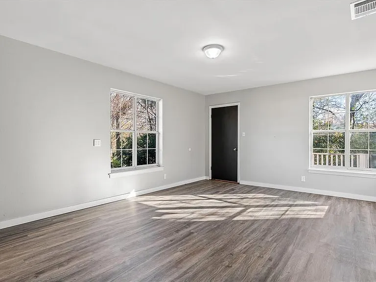 175 E Elm St — Photo 17