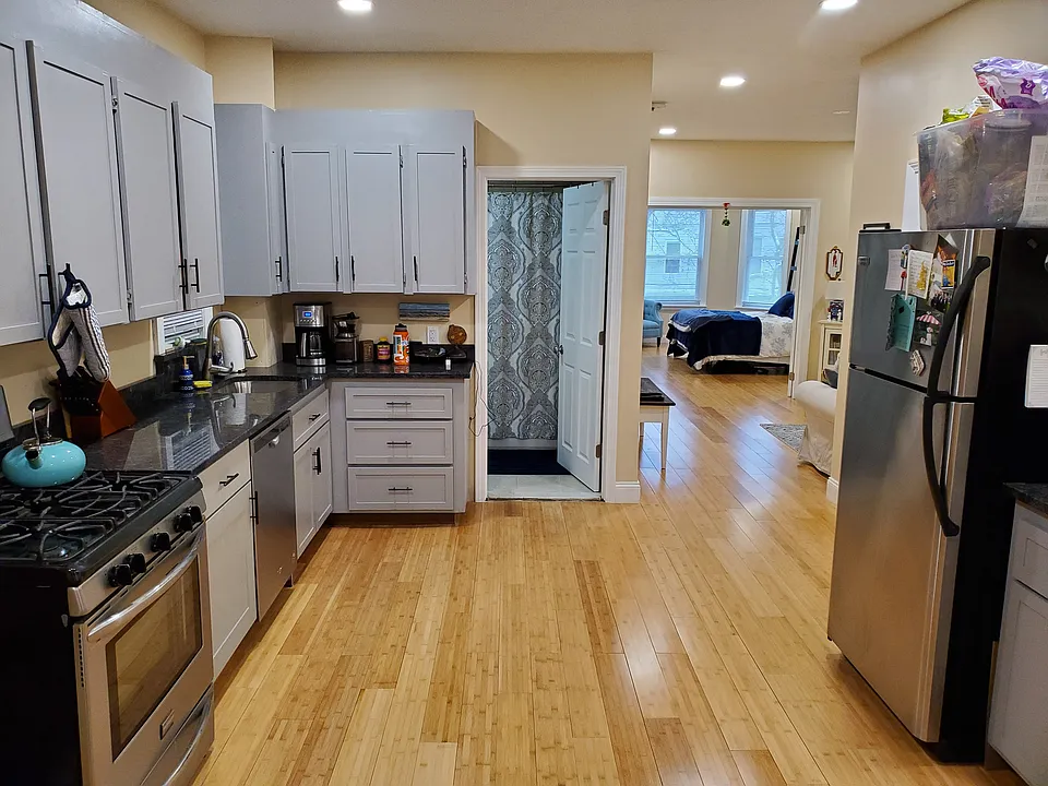 233 Chelsea St #2