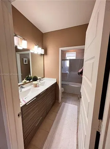 4 bed, 3.0 bath, 2597 sqft, $5,600 — Photo 3