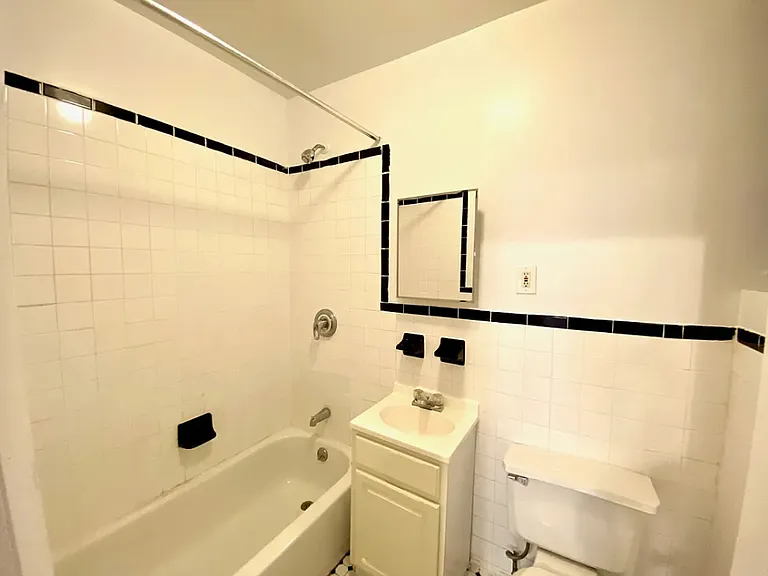 243 E 39th St #1B — Photo 5