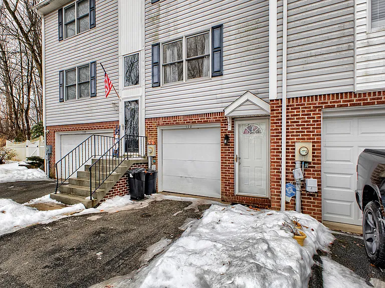 128 Winston Way — Photo 4