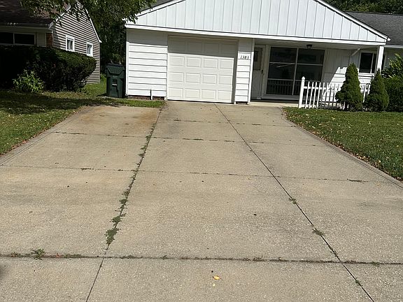 large wide parking space to have easy access to the garage