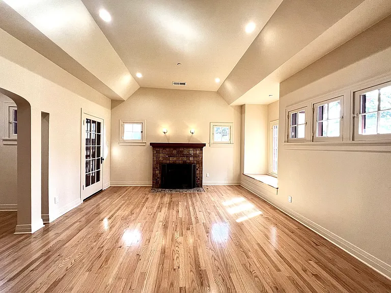 312 N Palm Dr — Photo 2