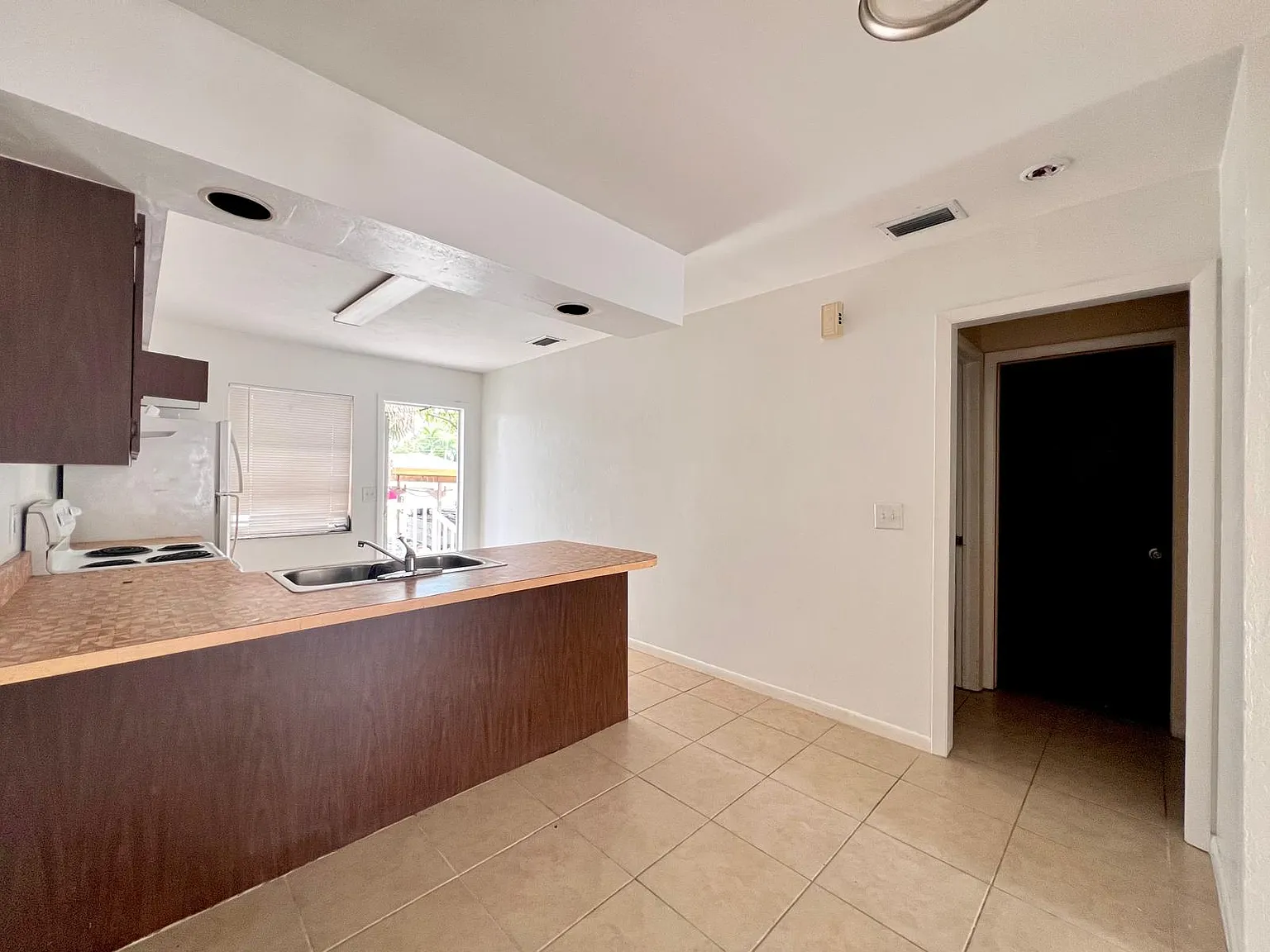 2 bed, 950 sqft, $1,350 — Photo 2