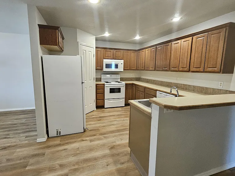 320 S Holly St — Photo 2
