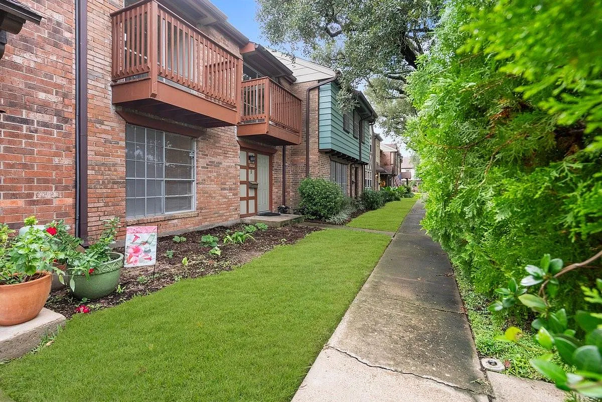 4 bed, 2.5 bath, 1976 sqft, $1,985 — Photo 2