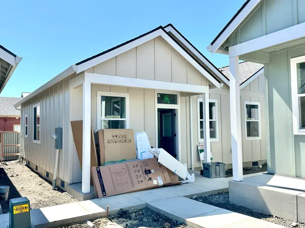 208 Gangnes Dr, Talent, OR 97540