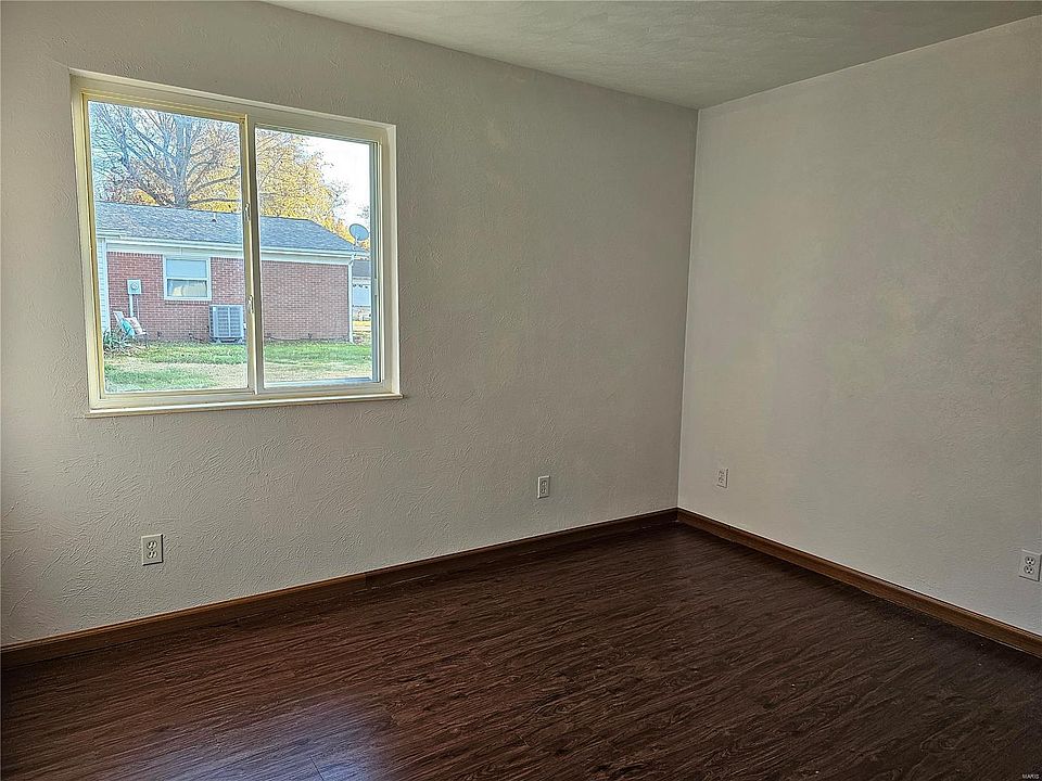 2nd image of 1102 Birch Ln