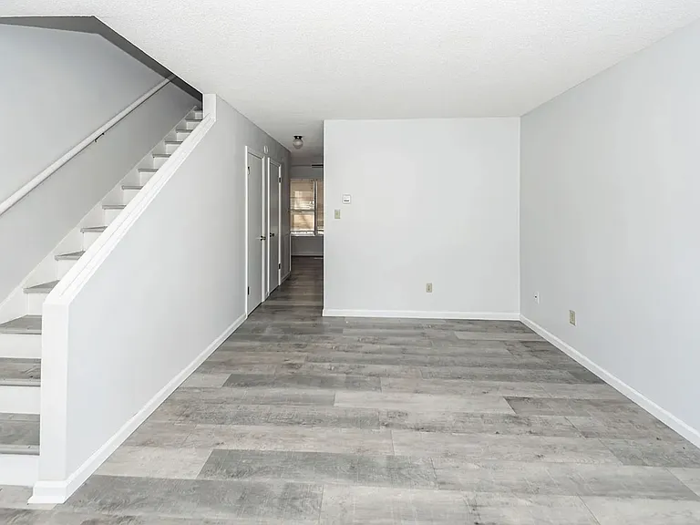 120 Colonial Ct — Photo 1