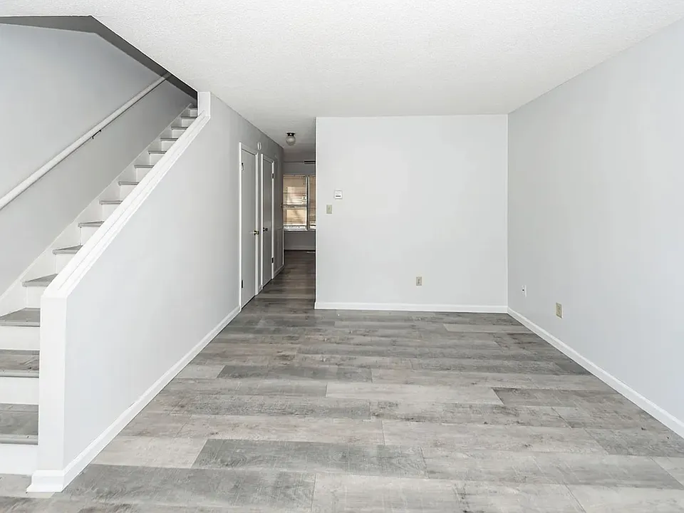 120 Colonial Ct