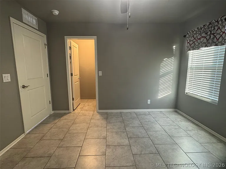 7413 S Hemlock Ave — Photo 16