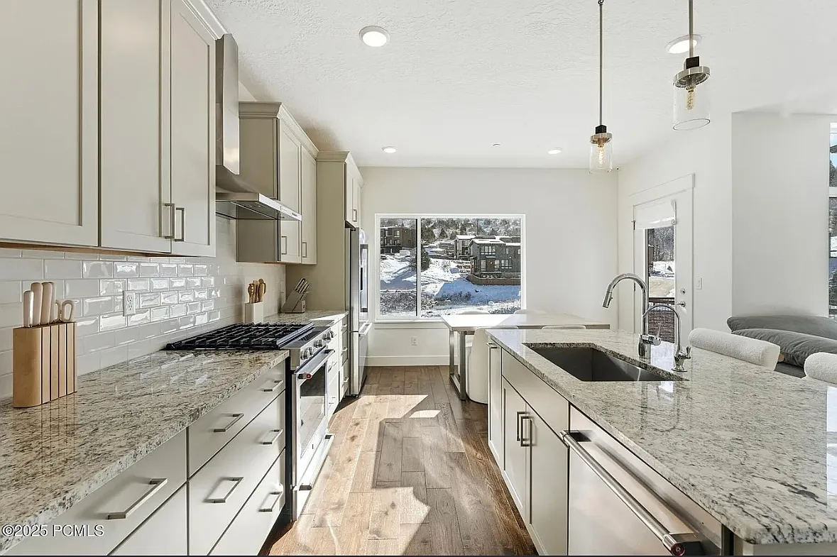 2 bed, 1794 sqft, $4,100 — Photo 4
