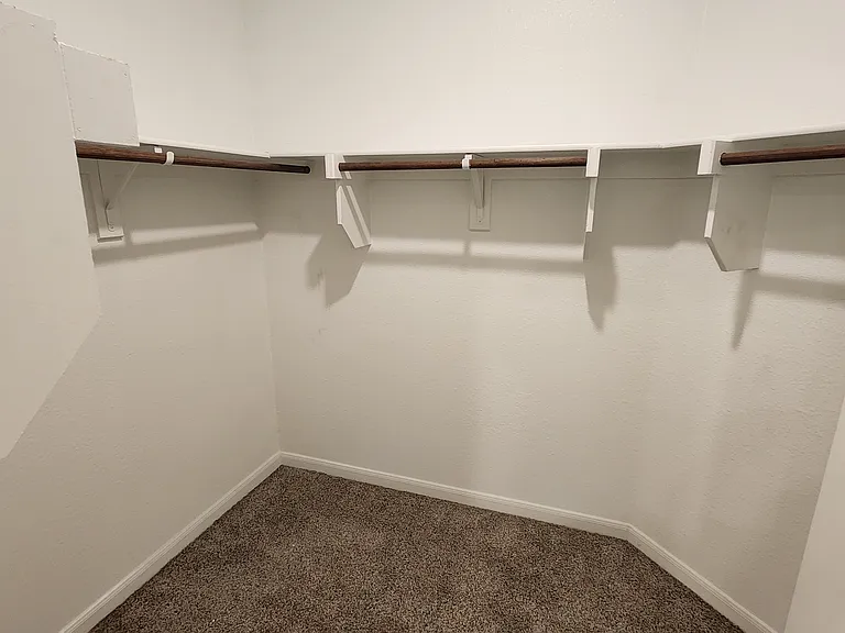 3904 Oak Creek Cir — Photo 12