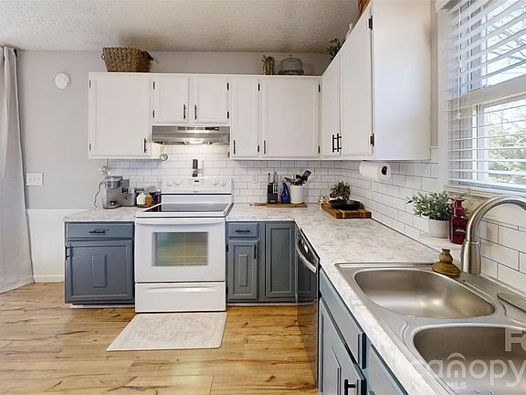 2nd image of 3052 Chestnut Rd