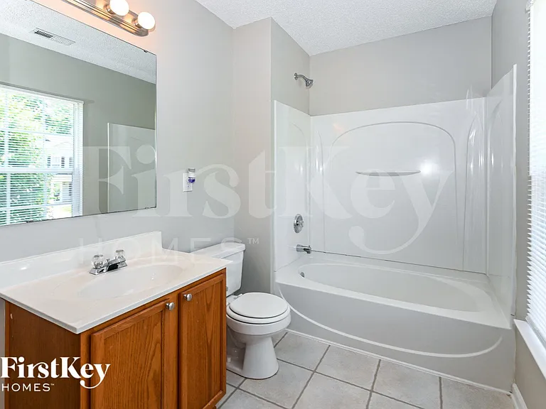 8121 Chatham Oaks Dr — Photo 12
