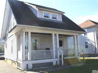 14 Elm St, Roslyn Heights, NY 11577