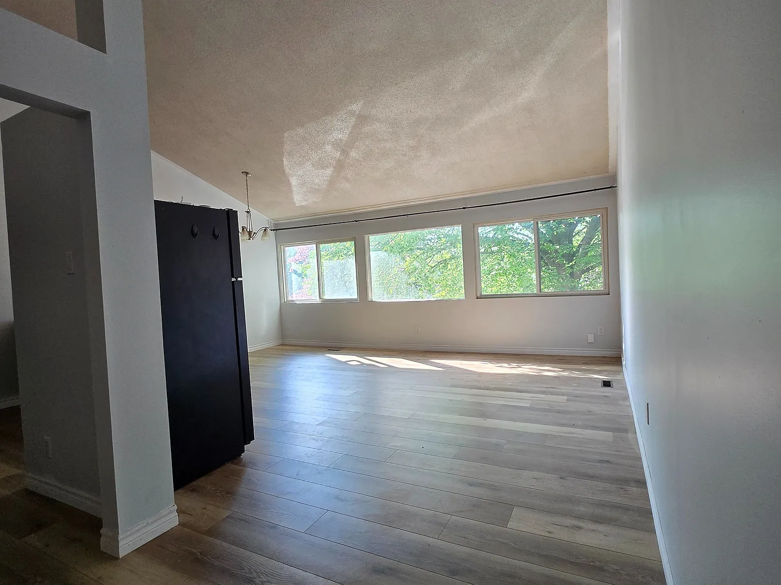 4 bed, $2,800 — Photo 2