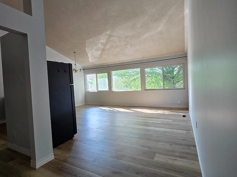110 Overlea Dr — Photo 2