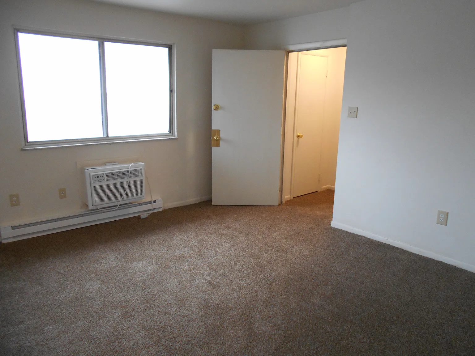 Charles Place Apartments — Photo 4