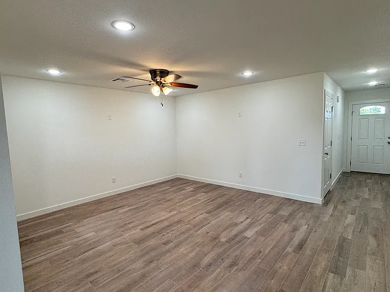 1101 Center Court Cir — Photo 2