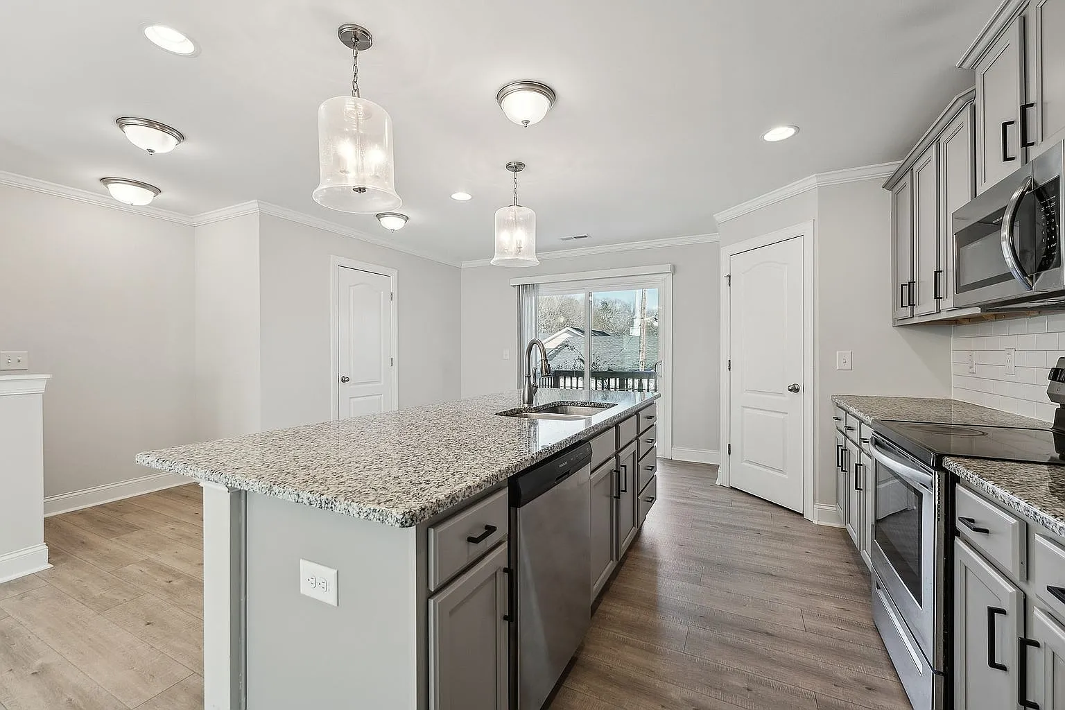 3 bed, 3.5 bath, 1834 sqft, $2,395 — Photo 4