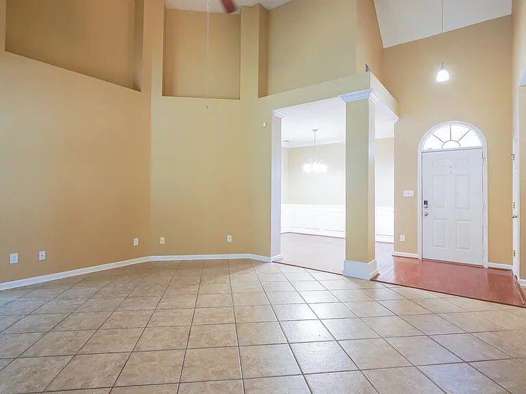 725 Claiborne St — Photo 4