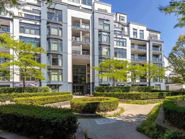 2528 Broadway E #102, Vancouver, BC V6K 2E9