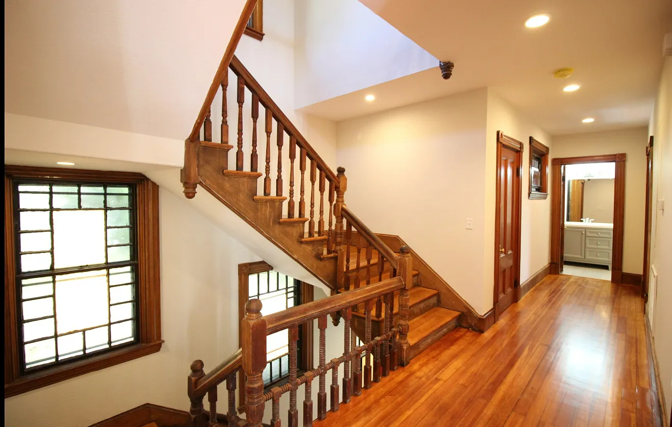 5 bed, 2.5 bath, 9999 sqft, $5,000 — Photo 3