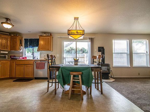 5th image of 674 NE Fieldstone Ln