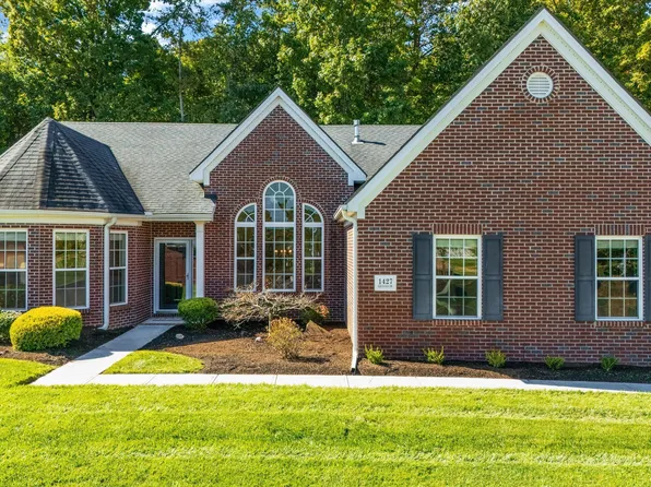 1427 Granada Dr, Lenoir City, TN 37772