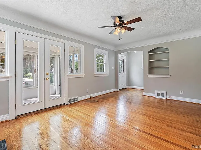1016 Greenleaf Dr — Photo 3