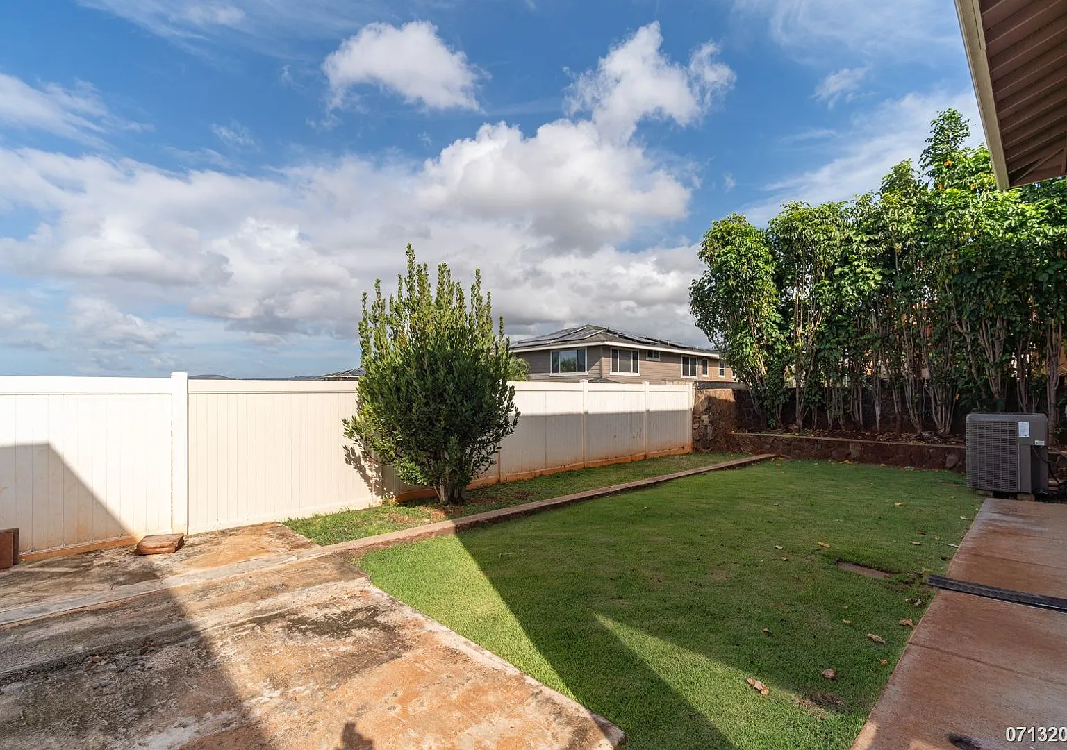 4-bd/2.5-ba Beautifully Upgraded Residence in Waikele — Photo 4