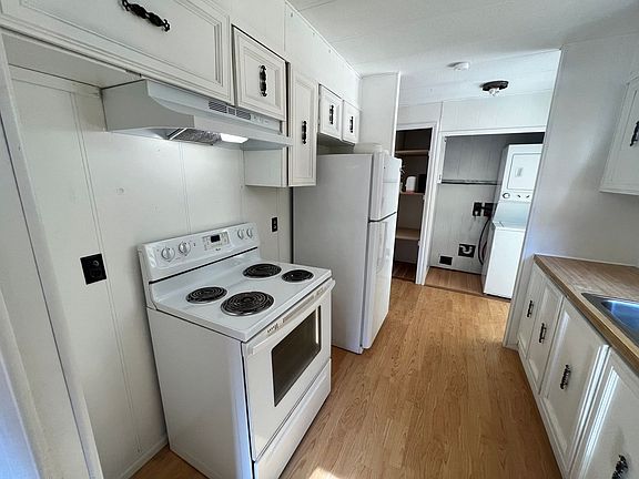 4th image of 1955 Beachwood Dr