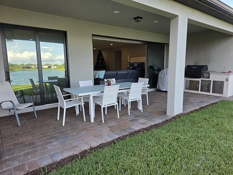 527 SE Vallarta Dr — Photo 24