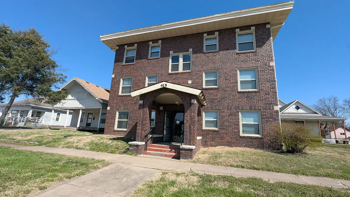 Photo 1 of 17 - 415 S Broadway St #5 - Pittsburg, KS Primary Photo - 415 S Broadway St #5